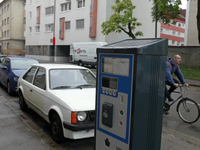 - 9.10.2013 - Parkomat - Medvedova ulica v Ljubljani - parkiranje - parkirni avtomat - ljubljanski mestni promet //FOTO: Luka Cjuha