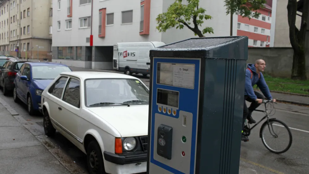 - 9.10.2013 - Parkomat - Medvedova ulica v Ljubljani - parkiranje - parkirni avtomat - ljubljanski mestni promet //FOTO: Luka Cjuha