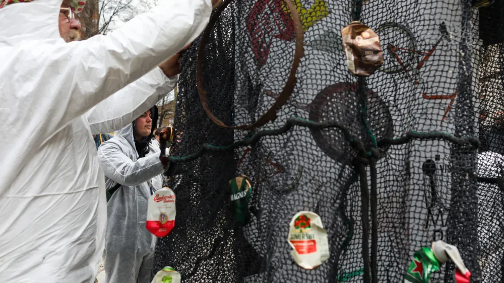 - performans Eko-Magnet-Fishing, ki so ga za akcijo pripravili &scaron;tudentke in &scaron;tudenti Vi&scaron;je strokovne &scaron;ole Sežana. - 14.03.2023 &ndash; Ulična galerija Tam Tam, Vegova ulica v Ljubljani &ndash; umetni&scaron;ko-plakatna akcija Valovanja s &scaron;tudenti in dijaki umetni&scaron;kih &scaron;ol na temo Vode ob spremljevalni razstavi Valovanje: Vizualni dnevnik vode //FOTO: Bojan Velikonja