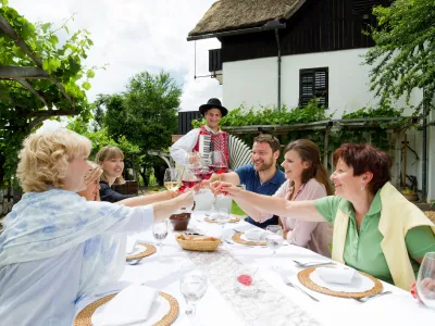 Tu je veliko sonca in čudovita narava, daleč stran od mestne gneče. Po gozdovih, travnikih in okoli&scaron;kih razglednih gričih vodi 15 urejenih poti za sprehode, nordijsko hojo in kolesarjenje. <br>V prvinski naravi lahko tu vidi&scaron; tudi potočne rake, vidro in celo bobra. Po dostopnih zapisih so bobri živeli v teh krajih nazadnje v 18. stoletju, potem pa jih ni bilo več, vse do leta 2009, ko so se spet pojavili v varnem zavetju mokri&scaron;ča Zdravci, nedaleč stran od Term &Scaron;marje&scaron;ke Toplice. <br>Za zdravje &ndash; narava na krožniku<br>V kuhinji Term &Scaron;marje&scaron;ke Toplice so se zaprisegli zdravi, naravni hrani. Če se le da, kupujejo živila iz biolo&scaron;ke ali pa vsaj integrirane pridelave, in to na bližnjih kmetijah. Jedi pripravljajo na zdrav način, brez instantnih dodatkov in odvečnih ma&scaron;čob, začinijo pa jih s svežimi na lastnih gredicah pridelanimi zeli&scaron;či. Jedi, ki varujejo srce in ožilje, pa so na jedilnem listu hotelske restavracije &scaron;e posebej označene.<br>Za tiste, ki želijo shuj&scaron;ati, pripravljajo jedi z nižjo kalorično vrednostjo, prilagojene za vsakega gosta posebej, kot določita zdravnik in prehranska svetovalka. Posebnost prehrane v &Scaron;marje&scaron;kih Toplicah pa je tudi postna prehrana, za razstrupljanje s sveže iztisnjenimi zelenjavnimi in sadnimi sokovi. <br>Za du&scaron;o &ndash; dolenjska vedrina<br>Kdo ve zakaj &ndash; so za to krivi mehko zaobljeni griči ali pa trta, ki uspeva na njihovih prisojnih legah? &ndash;, a znano je, da so Dolenjci veseli, preprosti ljudje, ki mimoidočega sprehajalca z veseljem povabijo medse. Radodarno mu ponudijo domače dobrote in ob tem neredko tudi veselo raztegnejo harmoniko. Hotelski gostje se radi odpravijo na sprehod med bližnjimi zidanicami z vodnikom, da se naužijejo tudi te dolenjske pristnosti. <br>Za bolj&scaron;e počutje &ndash; narava tudi v velnesu <br>Grozdje, le&scaron;nike, meto, meliso, smreko, žita in drugo iz narave lahko na svojevrsten način doživite tudi v centru dobrega počutja Vitarium Spa & Clinique. Vse to namreč uporabljajo za masaže, kopeli, nego telesa in obraza in kot di&scaron;avo v savnah. <br>Za smeh in dobro voljo &ndash; zabavne prireditve in ples v ritmu salse<br>Smeh je zdrav, zato v Termah &Scaron;marje&scaron;ke Toplice poskrbijo tudi za družabnost, da je za smeh vedno dovolj razloga. Priložnost za to so izlet v dolenjsko zidanico ter v hotelu zabavni večeri, nagradne igre in nastopi mladih talentov, leto&scaron;nji zimski oddih pa &scaron;e dodatno bogatijo sobotne plesne delavnice. Salsa, bachata, cha-cha in drugi vabljivi latinskoameri&scaron;ki plesi ne poznajo starostnih omejitev, ple&scaron;ejo jih vsi. Delavnice pa se lahko udeležite, tudi če nimate plesnega partnerja &ndash; prirejajo jih tako za pare kot za posameznike. Za hotelske goste je udeležba brezplačna. Ples je eden najprijetnej&scaron;ih načinov rekreacije, sprostitve in zabave, zato ne zamudite te odlične priložnosti. <br>Za odporen organizem &ndash; čudežna moč termalnih vrelcev <br>Na tem koncu je kar nekaj izvirov, studencev in toplih vrelcev, ki imajo po izročilu zdravilno moč. Najbolj znani so prav že omenjeni vrelci v Termah &Scaron;marje&scaron;ke Toplice, ki so zajeti v dva notranja in tri zunanje bazene. V enem od zunanjih bazenov, povezanem z notranjim kopali&scaron;čem, lahko plava&scaron; vse leto, tudi pozimi; ko naletavajo snežinke, je kopanje &scaron;e posebej čarobno. <br>Malo manj znan je naravni termalni izvir v Klevevžu. Najpogumnej&scaron;i lahko tudi tu zaplavajo tudi pozimi, saj je izvir zajet v preprost manj&scaron;i bazen, s toplo vodo vse leto. Iz Term vodi do Klevevža označena pe&scaron;pot, do tja pa se lahko tudi zapeljete z avtomobilom. <br>Za &scaron;irjenje obzorja &ndash; spoznajte okoli&scaron;ke znamenitosti <br>Iz &Scaron;marje&scaron;kih Toplic se lahko odpravite na izlet do dolenjskih Benetk, Kostanjevice, ali na razgledne Gorjance, le skok je do gradu Otočec ali znamenitega samostana v Pleterjah, očara pa tudi staro mestno jedro Novega mesta. To je le &scaron;e nekaj dodatnih razlogov za obisk Term &Scaron;marje&scaron;ke Toplice. <br>Za zimski oddih &ndash; ujemite ugodno ponudbo<br>Od januarja do velike noči so cene v Termah &Scaron;marje&scaron;ke Toplice zelo vabljive. Za oddih, ki vključuje polpenzion, kopanje v termalnih bazenih, vsakodnevno nordijsko hojo in vodno aerobiko, savnanje, uporabo kopalnega pla&scaron;ča, plesno delavnico in družabni program, boste od&scaron;teli le 49,90 evrov na noč. <br>Cena velja na osebo, za bivanje v dvoposteljni sobi v hotelu &Scaron;marjeta 4*, ob bivanju najmanj 3 noči, in sicer za člane kluba Terme Krka. Včlanitev v klub je brezplačna. <br><br>Za zimske počitnice &ndash; dodatni popusti za družine<br><br>Med &scaron;olskimi počitnicami je zabavni program v Termah &Scaron;marje&scaron;ke Toplice &scaron;e bogatej&scaron;i in je prilagojen za otroke, ob tem pa ponujajo tudi dodatne ugodnosti za bivanje otrok &ndash; en otrok do 14. leta in otroci do 6. leta počitnikujejo brezplačno, za preostale otroke velja popust. Prisrčno vabljeni!
