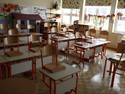 - &scaron;olstvo - Osnovna &scaron;ola Trnovo - razred - ni pouka<br><br><br>- Splo&scaron;na stavka dela javnega sektorja 2012 zaradi varčevalnih ukrepov vlade - sodelovalo med 80.000 in 90.000 javnih uslužbencev v dejavnostih &scaron;olstva, vzgoje, zdravstva, socialnega varstva, policije in veterine. protest-javni uslužbenci //FOTO: Jaka Gasar