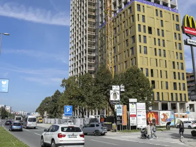 &ndash; name&scaron;čanje zlato&nbsp;aluminijaste &nbsp;fasade - <br><br>- 06.10.2022 - Celov&scaron;ka dvojčka na križi&scaron;ču Celov&scaron;ke ceste in Raku&scaron;ove ulice - stanovanjsko-poslovni kompleks Spektra &ndash; gradnja dveh najvi&scaron;jih stolpnic v Sloveniji &ndash; investitor podjetje Spektra Invest v lasti trgovca Izeta Rastoderja,<br> <br>//FOTO: Jaka Gasar