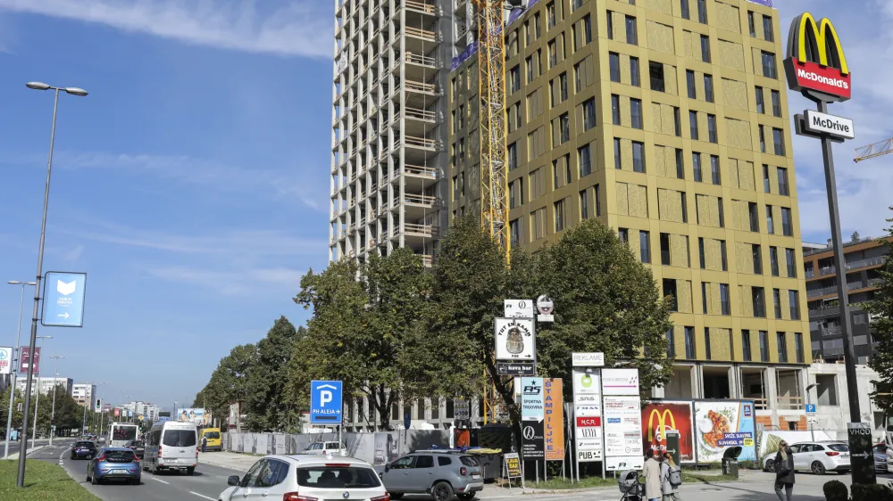 &ndash; name&scaron;čanje zlato&nbsp;aluminijaste &nbsp;fasade - <br><br>- 06.10.2022 - Celov&scaron;ka dvojčka na križi&scaron;ču Celov&scaron;ke ceste in Raku&scaron;ove ulice - stanovanjsko-poslovni kompleks Spektra &ndash; gradnja dveh najvi&scaron;jih stolpnic v Sloveniji &ndash; investitor podjetje Spektra Invest v lasti trgovca Izeta Rastoderja,<br> <br>//FOTO: Jaka Gasar