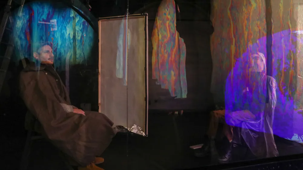 09.12.2022 - režiser Marko Čeh v Gledali&scaron;ču Glej pripravlja predstavo Soap Opera, katere glavni scenografski element bo stena iz milniceFoto: Luka Cjuha