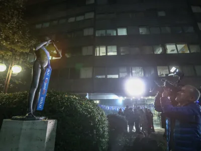 RTV Slovenija kip deček s pi&scaron;čalko- 27.11.2022 &ndash; Referendumi 2022 &ndash; glasovanje o treh zakonodajnih referendumih, in sicer o&nbsp;noveli Zakona o vladi, noveli Zakona o dolgotrajni oskrbi in noveli Zakona o Radioteleviziji Slovenija&nbsp;- Pregled leta 2022&nbsp;//FOTO: Luka Cjuha