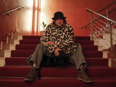 - 04.02.2015 - Rambo Amadeus (Antonije Pu&scaron;ić), glasbenik, pesnik in medijski manipulator, ki živi in dela v Beogradu v Srbiji in rojstni Črni Gori - kralj glasbene ekstravagance, samooklicani Svetovni Mega Car, krstitelj turbo-folka, združitelj jazza, funka, rocka in stand-up komedije.   ///FOTO: Luka Cjuha.