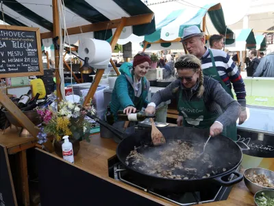 Gostilna Mihovec<br><br>- 17.03.2023 - otvoritev nove sezone Odprta kuhna v Ljubljani, Pogačarjev trg - kulinarični projekt na prostem, ki združuje gostinsko ponudbo iz cele Slovenije - kulinarika - gastronomija - gurmanska kulinarična tržnica &ndash; ulična prehrana -<br><br>//FOTO: Tomaž Skale<br>