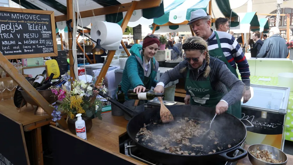 Gostilna Mihovec<br><br>- 17.03.2023 - otvoritev nove sezone Odprta kuhna v Ljubljani, Pogačarjev trg - kulinarični projekt na prostem, ki združuje gostinsko ponudbo iz cele Slovenije - kulinarika - gastronomija - gurmanska kulinarična tržnica &ndash; ulična prehrana -<br><br>//FOTO: Tomaž Skale<br>