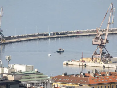 A police boat tows buoys carrying a naval mine with 690 kg of explosives from World War Two from the port of Rijeka, Croatia, March 19, 2023. REUTERS/Antonio Bronic REFILE - CORRECTING PAYLOAD AMOUNT