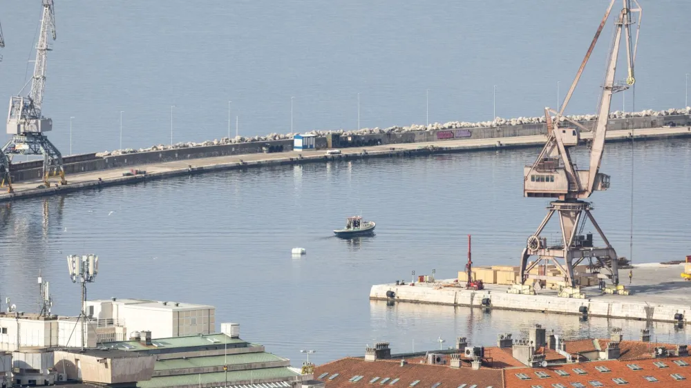 A police boat tows buoys carrying a naval mine with 690 kg of explosives from World War Two from the port of Rijeka, Croatia, March 19, 2023. REUTERS/Antonio Bronic REFILE - CORRECTING PAYLOAD AMOUNT