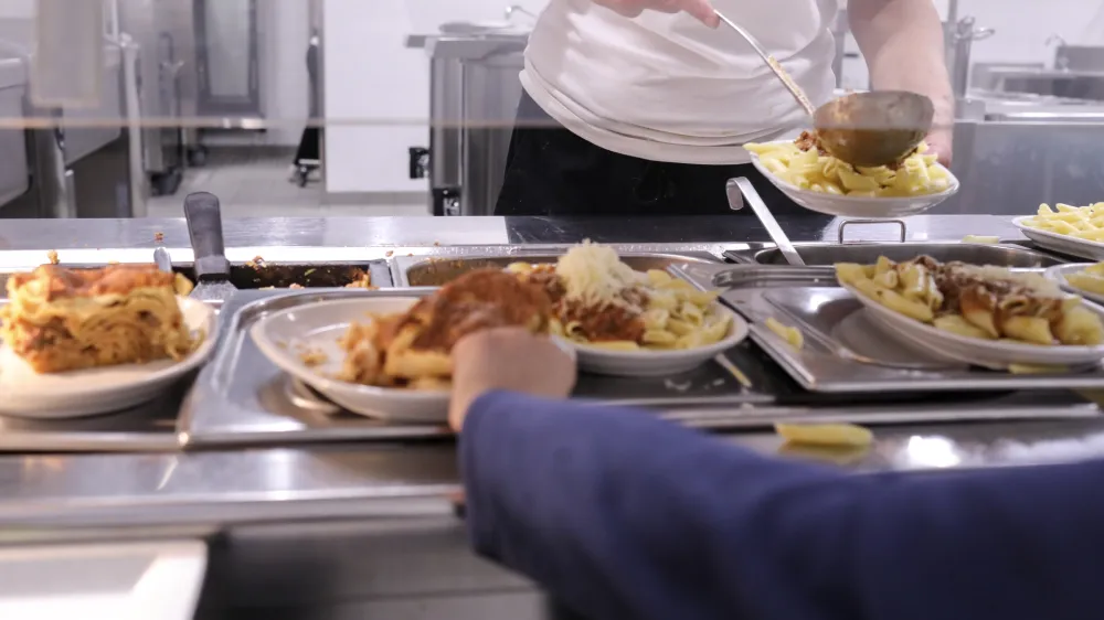 - 29.09.2022 &ndash; Osnovna &scaron;ola Danile Kumar, Gogalova ulica 15 v Ljubljani, &scaron;olska prehrana - kuhinja - priprava kosil za osnovno&scaron;olce //FOTO: Jaka Gasar