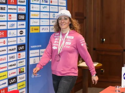 alpska smučarka Ilka &Scaron;tuhec&nbsp;- 20.03.2023 - novinarska konferenca alpske smučarke Ilke &Scaron;tuhec in&nbsp;glavne trenerke ter vodje ekipe Darje Črnko po uspe&scaron;no končani sezoni, v kateri je Ilka dvakrat zmagala, &scaron;tirikrat stala na zmagovalnem odru in osvojila srebrno medaljo v skupnem se&scaron;tevku svetovnega pokala v smuku;&nbsp;//FOTO: Bojan Velikonja