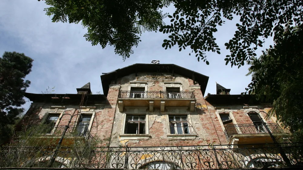 Mestni svet je investitorju v hotel Bellevue prižgal zeleno luč, da poru&scaron;i ostanke starega hotela ter spomeni&scaron;ko za&scaron;čiteno stavbo rekonstruira v istih gabaritih in podobi, kot je bila originalna.