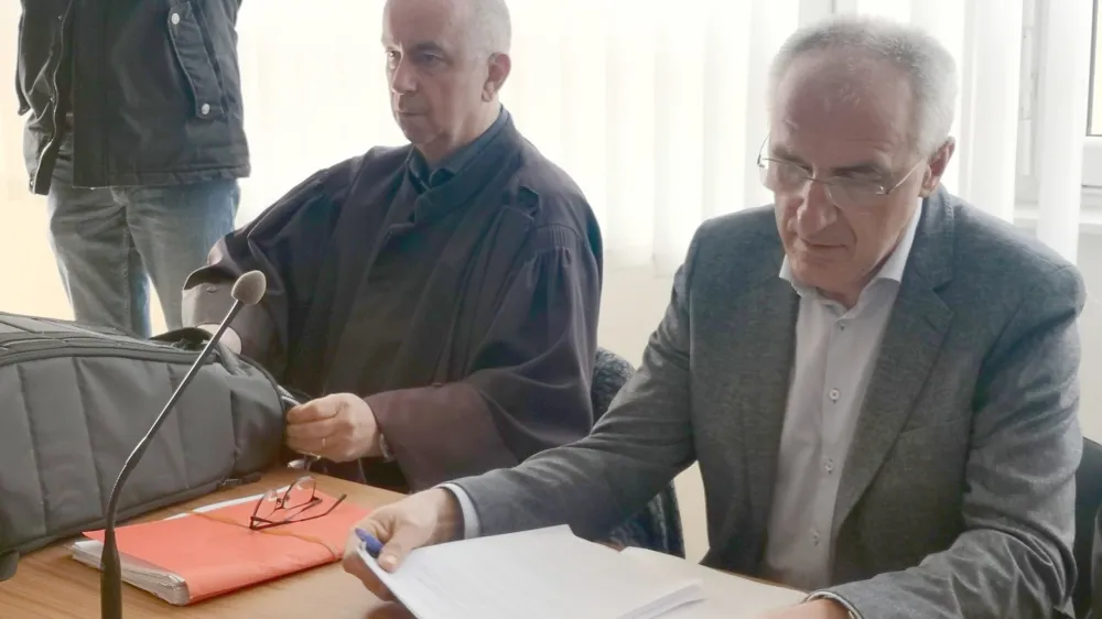 Zagovornik Gorazd Fi&scaron;er in tožnik Bojan Veselinovič sta bila zadovoljna, da se je obravnava na celjskem sodi&scaron;ču končno začela.