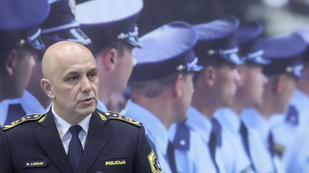 Policija je nezaželene vodilne policiste v času Jan&scaron;eve vlade po&scaron;iljala v Tacen, pod Golobom pa jih razseljuje po državi. Bo&scaron;tjan Lindav je bil pod Jan&scaron;o v Tacnu, pod Golobom pa bo služboval v &Scaron;kofji Loki.