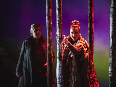 Azucena (poustvarila jo bo Monika Bohinec) prepozno spoznala usodno zmoto, in namesto grofovega vrže v ogenj lastnega sina. Grofiča je potem odnese s seboj v gore in ga vzgaja pod imenom Manrico (vlogo bo pel Branko Robin&scaron;ak) kot lastnega otroka. Vzgoji ga, da bo nekoč ma&scaron;čeval njeno mater, ki so jo zažgali na grmadi. Foto: Darja &Scaron;travs Tisu