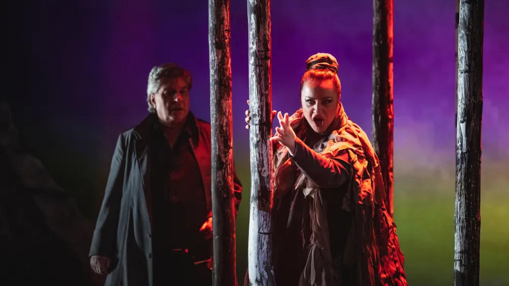 Azucena (poustvarila jo bo Monika Bohinec) prepozno spoznala usodno zmoto, in namesto grofovega vrže v ogenj lastnega sina. Grofiča je potem odnese s seboj v gore in ga vzgaja pod imenom Manrico (vlogo bo pel Branko Robin&scaron;ak) kot lastnega otroka. Vzgoji ga, da bo nekoč ma&scaron;čeval njeno mater, ki so jo zažgali na grmadi. Foto: Darja &Scaron;travs Tisu