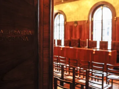 razpravna dvorana<br><br><br>- Ustavno sodi&scaron;če Republike Slovenije, Beethovnova ulica 10 <br><br><br>    //FOTO: Jaka Gasar