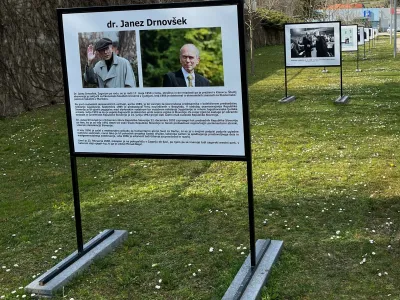 Avtor večine fotografij na razstavnih panojih je Srdjan Živulović.
&nbsp;