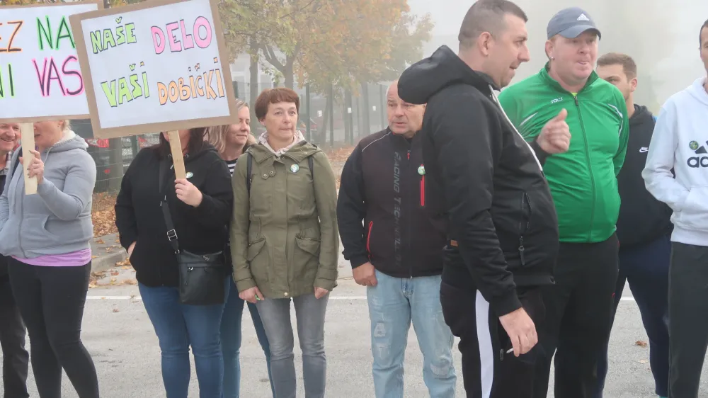 Celje, skladisce Tusa<br>Okrog 100 zaposlenih v Tusu je danes na protestnem shodu zahtevalo visje place in ureditev delovnih razmer.