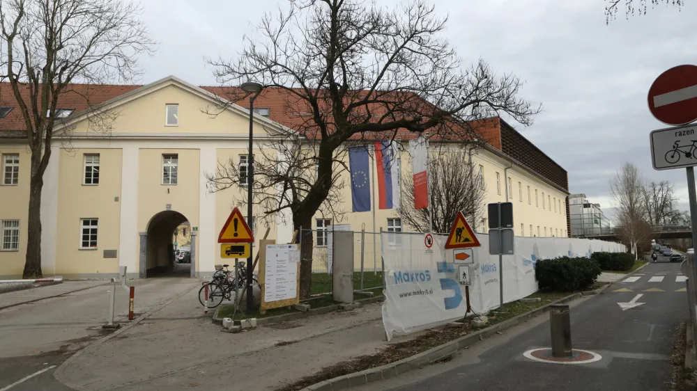 - 11.01.2023 &ndash; Gradbi&scaron;če Kampus Vrazov trg - območje medicinske fakultete v Ljubljani - redvidena je izgradnja cca 12.300 m2 neto povr&scaron;in in izgradnja dveh podzemnih etaž z garažo v izmeri cca 6.600 m2 neto povr&scaron;in.<br>&nbsp;<br><br>//FOTO: Luka Cjuha