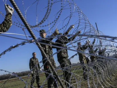 - 11.11.2015 - Gibina v Občini Razkrižje ob reki Muri - slovenska vojska je na meji s Hrva&scaron;ko začela postavljati prve tehnične ovire oziroma žičnato ograjo, ki bo usmerjala prebežnike proti nadzornim vstopnim točkam - začasna usmerjevalna in varovana žičnata ograja - schengensko območje   - Begunci 2015 - migracije po zahodni balkanski poti - migracijska pot beguncev iz Sirije, Afganistana in Iraka čez Balkan proti zahodni Evropi - evropska begunska kriza - migranti   //FOTO: Jaka Gasar
