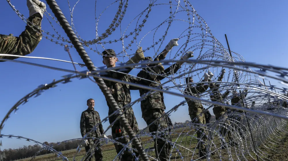 - 11.11.2015 - Gibina v Občini Razkrižje ob reki Muri - slovenska vojska je na meji s Hrva&scaron;ko začela postavljati prve tehnične ovire oziroma žičnato ograjo, ki bo usmerjala prebežnike proti nadzornim vstopnim točkam - začasna usmerjevalna in varovana žičnata ograja - schengensko območje   - Begunci 2015 - migracije po zahodni balkanski poti - migracijska pot beguncev iz Sirije, Afganistana in Iraka čez Balkan proti zahodni Evropi - evropska begunska kriza - migranti   //FOTO: Jaka Gasar