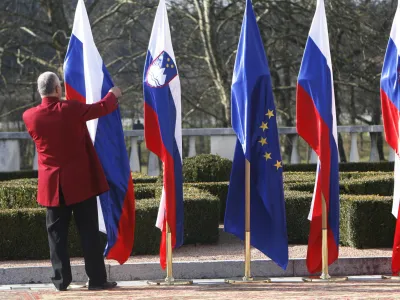 - ilustrativna fotografija - ruska zastava - uradni obisk predsednika vlade Rusije Vladimirja Vladimiroviča Putina v Sloveniji 2011 - //FOTO: Tomaž Skale