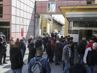 - 20.04.2022 &ndash; Upravna enota UE Ljubljana, Tobačna ulica 5 - dolga vrsta čakajočih,<br> <br>//FOTO: Jaka Gasar