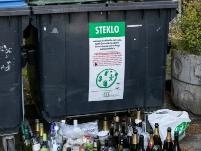 - &Scaron;tudentsko naselje, Rožna dolina - steklo, prazne steklenice, alkohol- 22.04.2020 &ndash; Epidemija Koronavirus COVID-19 v Sloveniji - //FOTO: Matjaž Ru&scaron;t