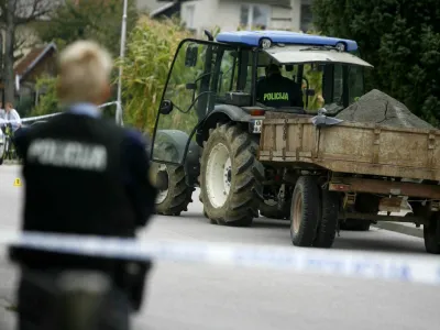 - Kranj 2012 - streljanje v naselju Straži&scaron;če - družinska tragedija - umrli dve osebi, tri osebe pa so bile po&scaron;kodovane - 69 letni napadalec naj bi umoril sestro, ranil svaka in dva soseda ter koncu ustrelil &scaron;e sebe - umor in samomor<br><br><br>//FOTO: Bojan Velikonja