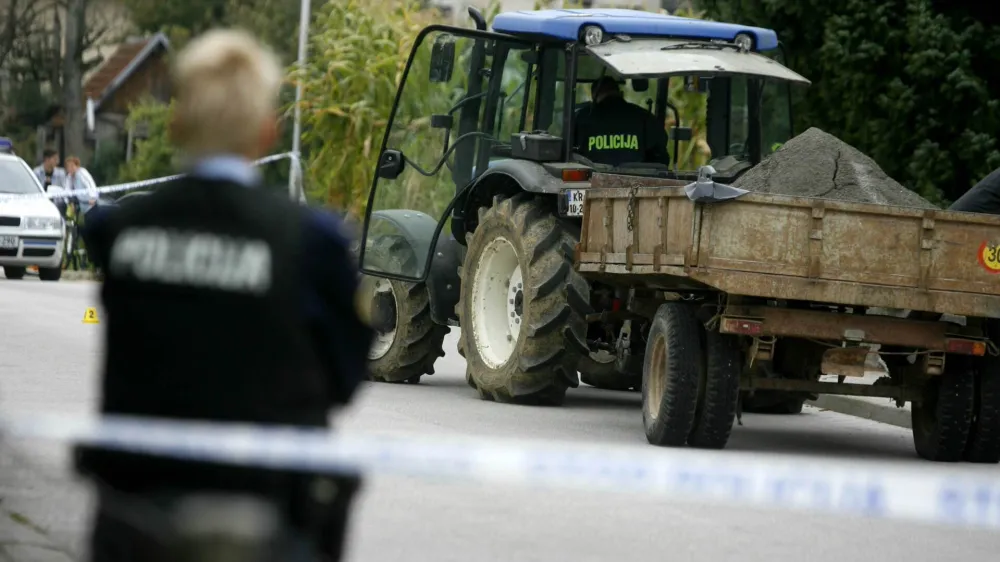 - Kranj 2012 - streljanje v naselju Straži&scaron;če - družinska tragedija - umrli dve osebi, tri osebe pa so bile po&scaron;kodovane - 69 letni napadalec naj bi umoril sestro, ranil svaka in dva soseda ter koncu ustrelil &scaron;e sebe - umor in samomor<br><br><br>//FOTO: Bojan Velikonja