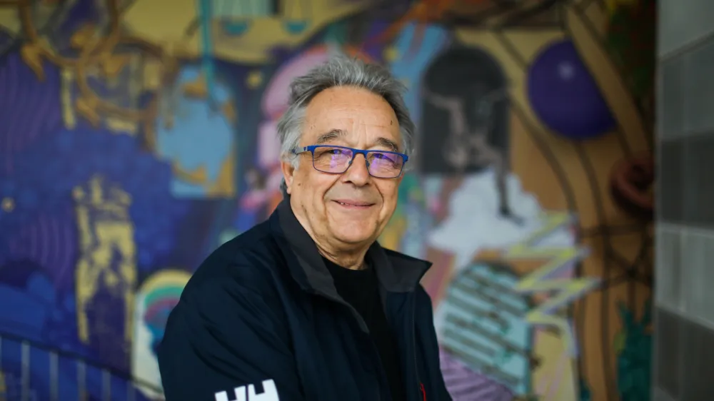 Miha Kralj, pionir slovenske elektronske glasbe: &raquo;Razmi&scaron;ljal sem, kako se vrtimo okrog samega sebe in se oziramo v ogledala, pri muziki pa ravno tako. Rad sli&scaron;im sebe, ker se potem lahko razvijam naprej, na podlagi svojega torej grem naprej.&laquo;&nbsp;