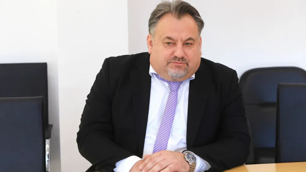 Predsednik uprave Elekra Maribor Jože Hebar je po izobrazbi diplomirani inženir elektrotehnike. V elektroenergetski stroki uživa ugled dobrega, predvsem pa strokovnega in nepolitičnega direktorja.&nbsp;