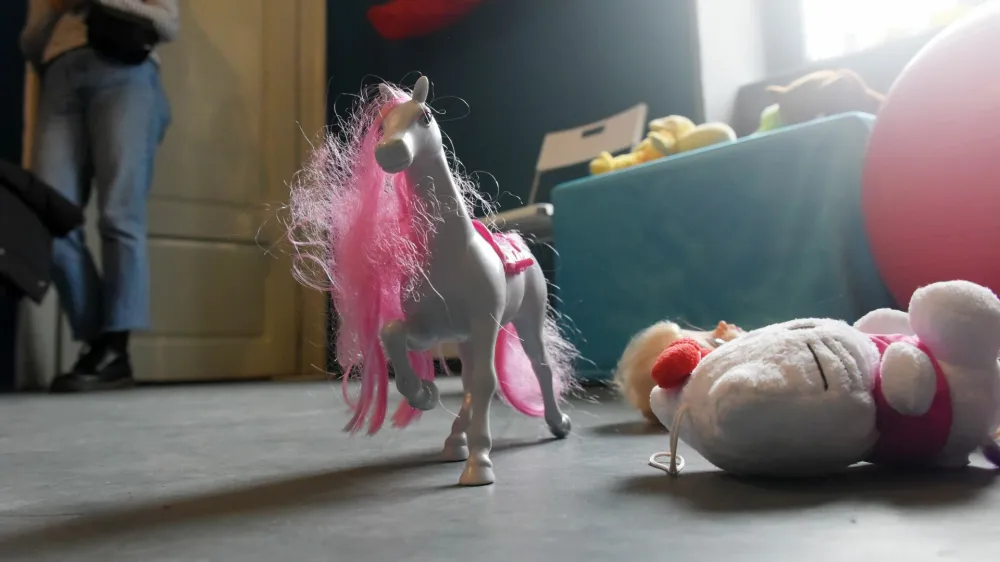 Deklica je bolj ali manj vse življenje preživela zaklenjena v stanovanje. Spala je v kadi, oče jo je stradal, govori skorajda ne, za hojo je pre&scaron;ibka.&nbsp;