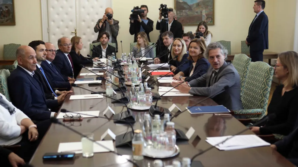 Po posvetu parlamentarnih strank pri predsedniku vlade oktobra lani o morebitnih spremembah ustave se po pol leta zdi politično soglasje dovolj &scaron;iroko le o drugačnem imenovanju sodnikov. Blizu naj bi bili tudi pri poenostavljenem imenovanju vlade.&nbsp;