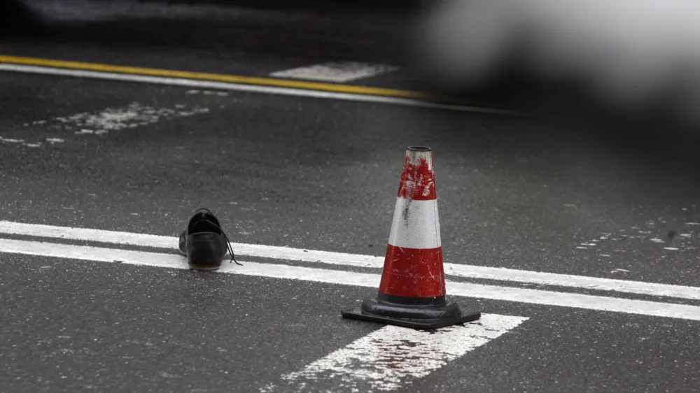 - ilustrativna fotografija - samomor - nesreča- - samomor 2013 - mlaj&scaron;i mo&scaron;ki padel z ljubljanskega nebotičnika na avtobus mestnega potni&scaron;kega prometa in na kraju dogodka umrl. <br><br><br><br><br><br>//FOTO: Bojan Velikonja