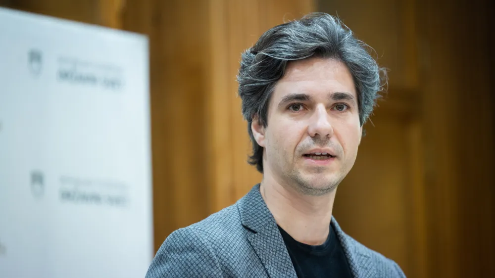 Ljubljana, DZ.<br>Posvet z naslovom Stop prekarnosti, cas je za dostojno delo!, ki so ga pripravili DS, ministrstvo za delo, druzino, socialne zadeve in enake moznosti ter Sindikat Mladi plus.<br>Minister za delo, druzino, socialne zadeve in enake moznosti Luka Mesec.