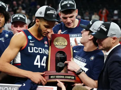 Po na&scaron;i oceni so ko&scaron;arkarji Uconna, ki so se takole veselili zmage v finalu zahodne konference nad Gonzago &ndash; v ospredju je branilec Huskiesov Andre Jackson Jr. (44) &ndash; prvi favoriti za osvojitev leto&scaron;nje lige NCAA na zaključnem turnirju četverice, ki se začne jutri v Houstonu.&nbsp;