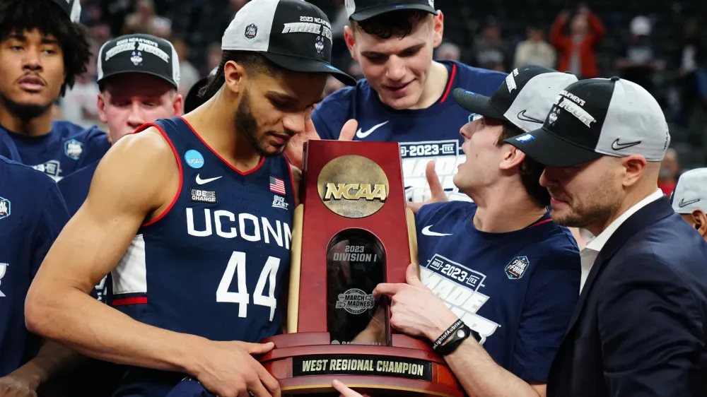 Po na&scaron;i oceni so ko&scaron;arkarji Uconna, ki so se takole veselili zmage v finalu zahodne konference nad Gonzago &ndash; v ospredju je branilec Huskiesov Andre Jackson Jr. (44) &ndash; prvi favoriti za osvojitev leto&scaron;nje lige NCAA na zaključnem turnirju četverice, ki se začne jutri v Houstonu.&nbsp;