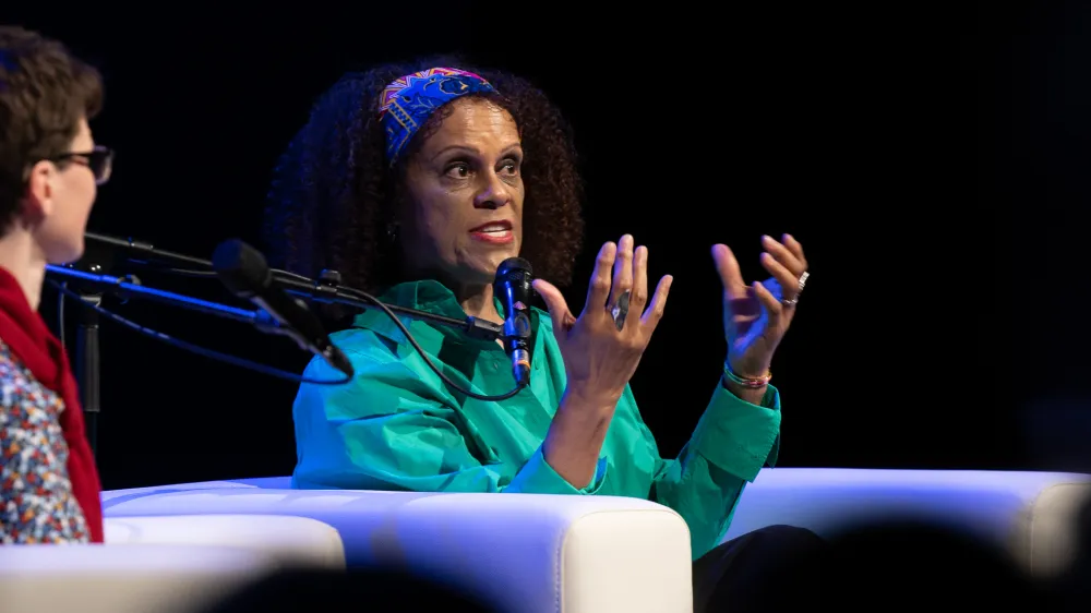 Prevajalka Katja Zakraj&scaron;ek in britanska pisateljica Bernardine Evaristo sta se v Cankarjevem domu pogovarjali v sklopu programa festivala Fabula. Foto: Bojan Velikonja