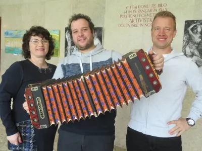 Bandonika zahteva &scaron;e veliko raziskovanja, pravi glasbenik Klemen Bojanovič (na sliki v sredini). Ob njem sta Zdenka Pezdirc in Tadej Fink. Foto: Dragana Stanković