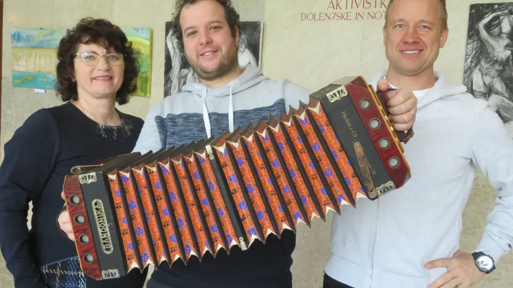 Bandonika zahteva &scaron;e veliko raziskovanja, pravi glasbenik Klemen Bojanovič (na sliki v sredini). Ob njem sta Zdenka Pezdirc in Tadej Fink. Foto: Dragana Stanković