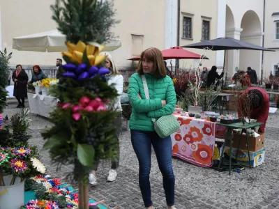 - 31.03.2023 - Ljubljanska tržnica &ndash; prodaja cvetnonedeljskih butaric &ndash; velikončna simbolika - butarice &ndash; butare - //FOTO: Bojan Velikonja
