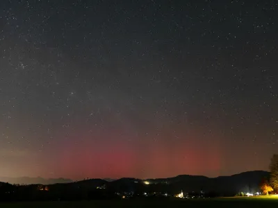 Pojav severnega sija je v Sloveniji v idealnih pogojih viden tudi s prostim očesom, opazovalec Jure Atanackov pa je sij v naselju Rafolče posnel s kamero.&nbsp;