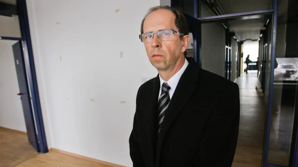 dekan Ekonomske fakultete Du&scaron;an Mramor- deložacija doktorskih &scaron;tudentov 2013 - &scaron;tudenti Ljubljanske ekonomske fakultete izpraznili prostore, ki so jih uporabljali za izvajanje rednega bolonjskega doktorskega &scaron;tudija v stavbi Mednarodnega centra za promocijo podjetij (ICPE), Dunajska cesta 104      //FOTO: Tomaž Zajel&scaron;nik