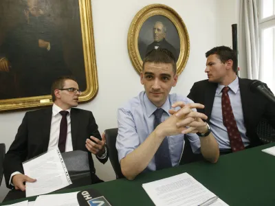 Bernard Br&scaron;čič (v sredini) ministra Mesca tudi kazensko preganja zaradi kaznivega dejanja razžalitve. Na predobravnavnem naroku poleti 2019 Mesec krivde ni priznal, glavna obravnava pa &scaron;e ni bila razpisana. Foto: Matej Pov&scaron;e&nbsp;