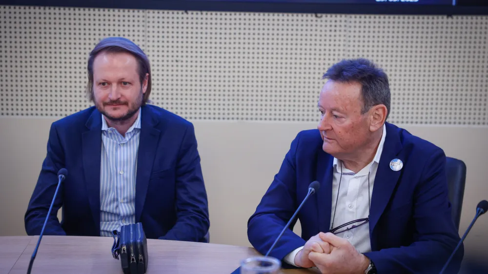 Ljubljana, vlada.<br>Zacetek pogajanj o placnem stebru zdravstva med vlado in reprezentativnimi sindikati s tega podrocja.<br>Podpredsednik Fidesa in vodja pogajalske skupine sindikata Gregor Zemljic in predsednik Fidesa Damjan Polh.