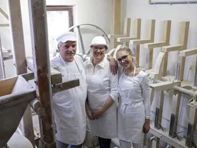 Jernej, Marija in Ines Lampreht - 07.03.2023 &ndash; Domačija Karlovski mlin, pekarna - pekarstvo, Žirovski Vrh Sv. Antona 1, Gorenja vas - Poljane //FOTO: Jaka Gasar