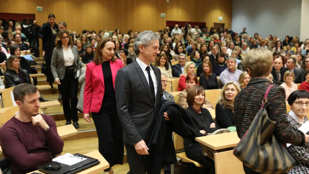 predsednik vlade&nbsp;Robert Golobpredsednica sodni&scaron;kega dru&scaron;tva&nbsp;Vesna Bergant Rakočević&nbsp;- 10.01.2023 &ndash; Sodni svet in Slovensko sodni&scaron;ko dru&scaron;tvo -&nbsp;izredna seja članov sodnega sveta in izredni občni zbor članov sodni&scaron;kega dru&scaron;tva&nbsp;o problematiki plačnih nesorazmerij in financiranju sodstva.&nbsp;//FOTO: Bojan Velikonja&nbsp;